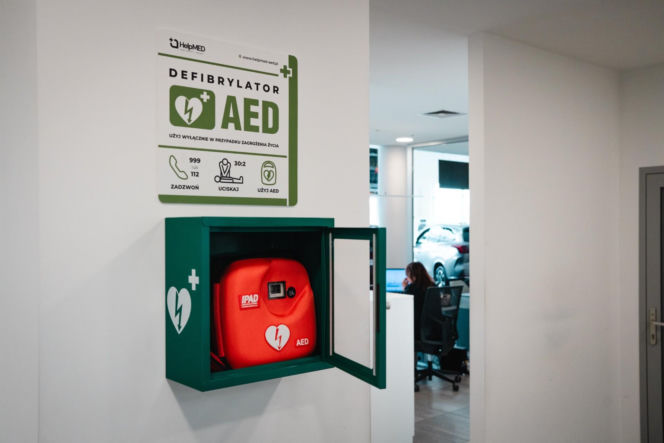 Bezpieczeństwo w standardzie. Grupa Bemo zamontowała defibrylatory AED w swoich salonach i serwisach w całej Polsce