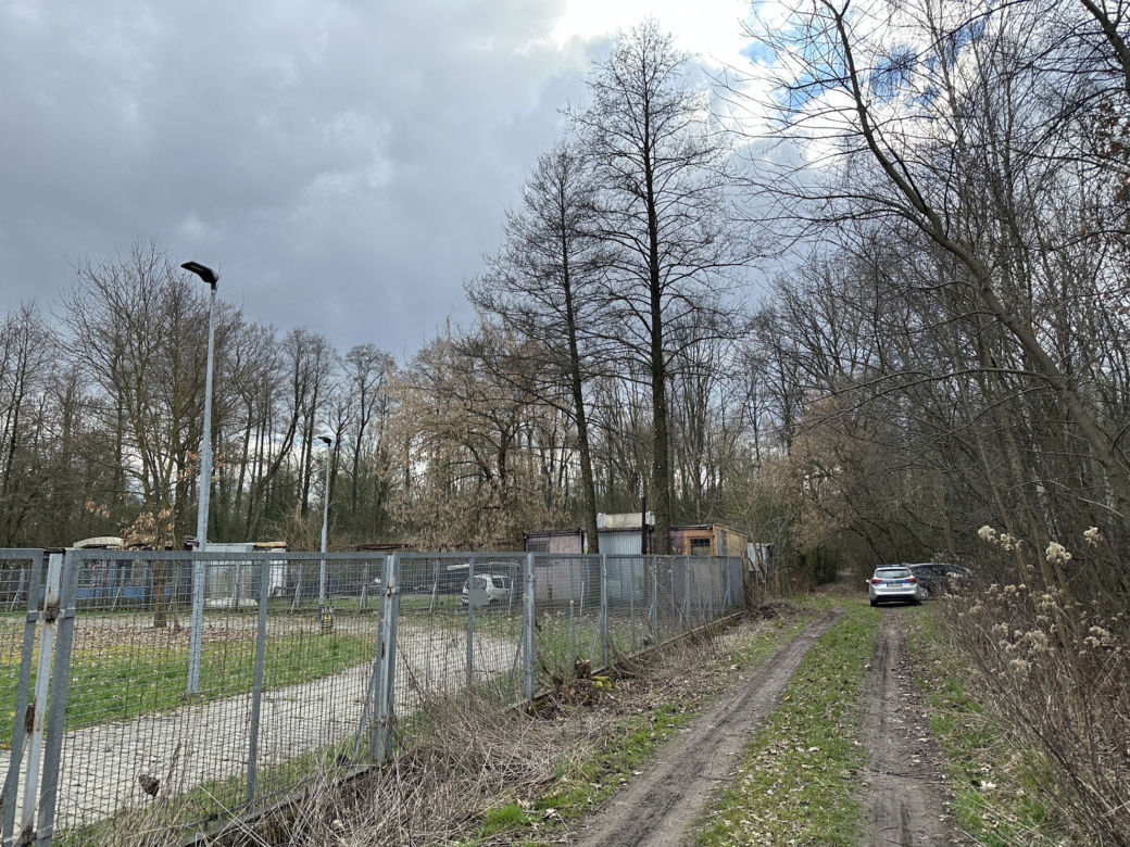 Horror na warszawskiej Białołęce. W budynku obok rozdzielni elektrycznej znaleziono ciało 70-latka
