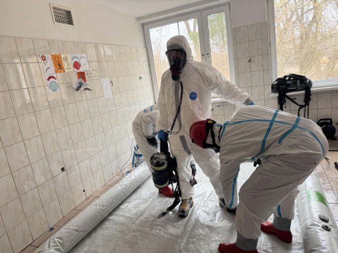 Potężne manewry strażaków na Pomorzu. Do akcji weszły psy ratownicze i policyjni antyterroryści