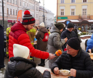 34. Finał WOŚP. Dziennikarze Radia ESKA rozgrzewają Tarnów pysznym żurkiem!