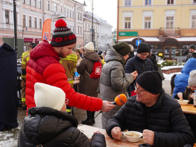 34. Finał WOŚP. Dziennikarze Radia ESKA rozgrzewają Tarnów pysznym żurkiem!