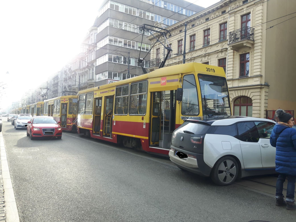 Łódź: BMW wjechało pod tramwaj. POWAŻNE UTRUDNIENIA na Piotrkowskiej przy Piłsudskiego!
