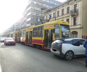 Łódź: BMW wjechało pod tramwaj. POWAŻNE UTRUDNIENIA na Piotrkowskiej przy Piłsudskiego!
