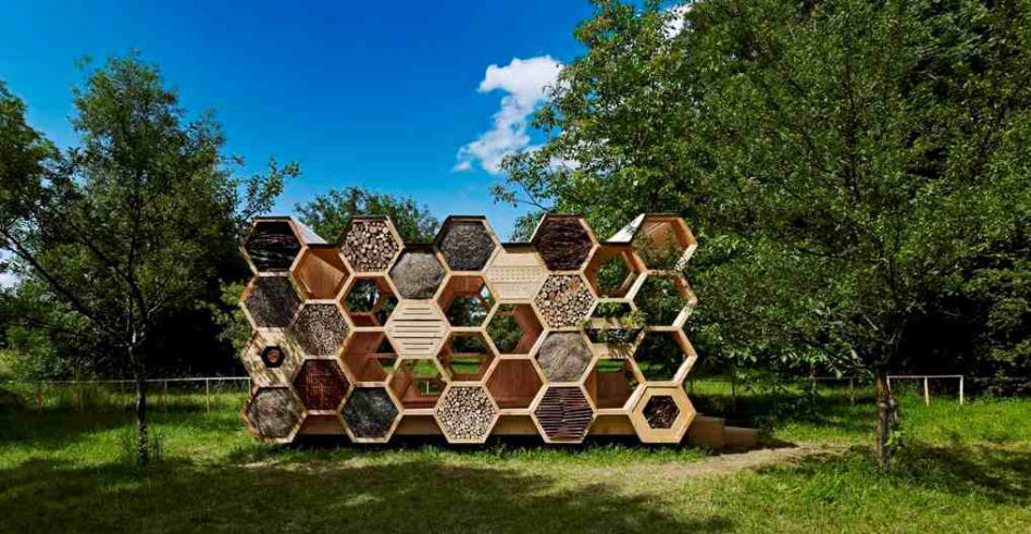 Miasto - ogród w Zamku Cieszyn. Projekt Atelierd – K-abeilles;  mebel wypoczynkowy w ogrodzie połączony z domami dla owadów. Foto: Stephan Spach. Zamek Cieszyn