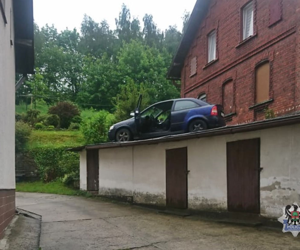Pościg zakończył się na dachu budynku gospodarczego