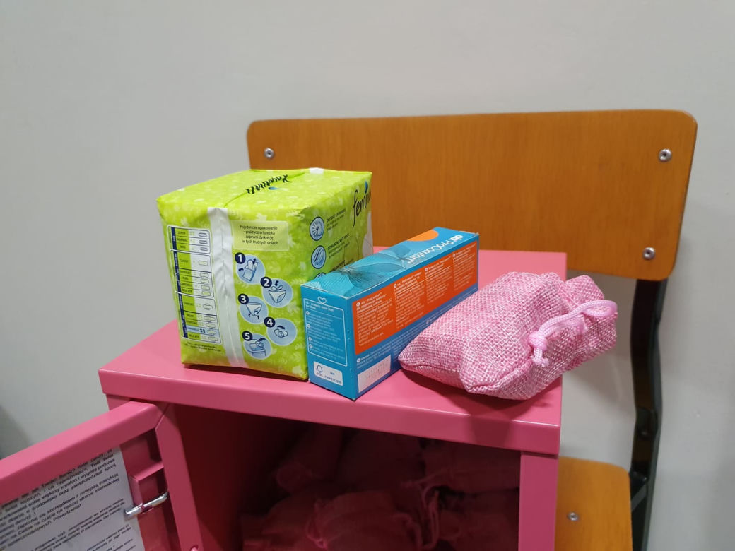 Wrocławianki postawiły skrzynkę z podpaskami i tamponami dla potrzebujących kobiet