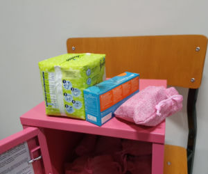Wrocławianki postawiły skrzynkę z podpaskami i tamponami dla potrzebujących kobiet