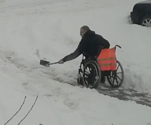 Na wózku inwalidzkim odśnieżał drogę do lekarza 