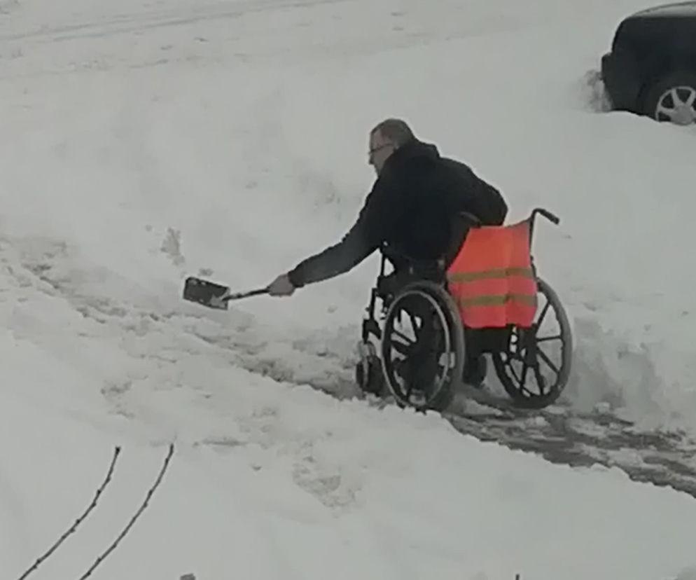 Na wózku inwalidzkim odśnieżał drogę do lekarza 