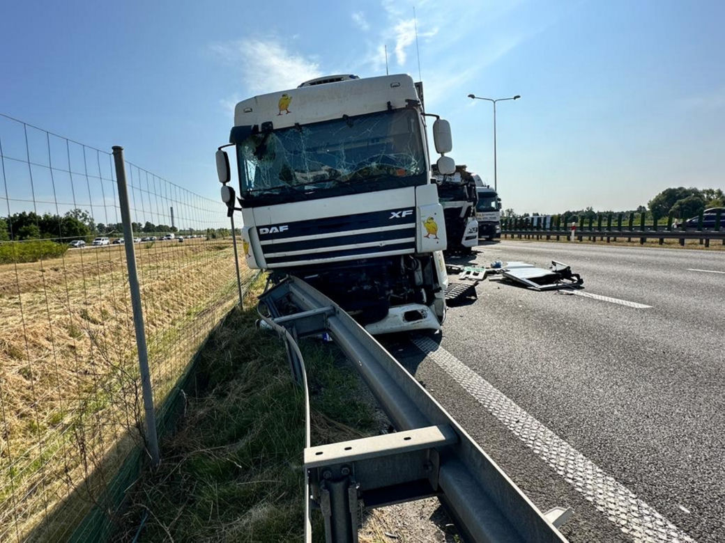 Zderzenie trzech ciężarówek na A2. Kierowca wycinany z kabiny
