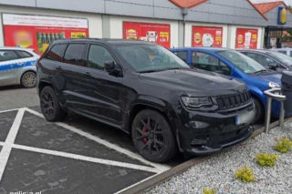 Odzyskali bestię wartą ćwierć miliona złotych. SUV na lewych blachach stał pod Lidlem