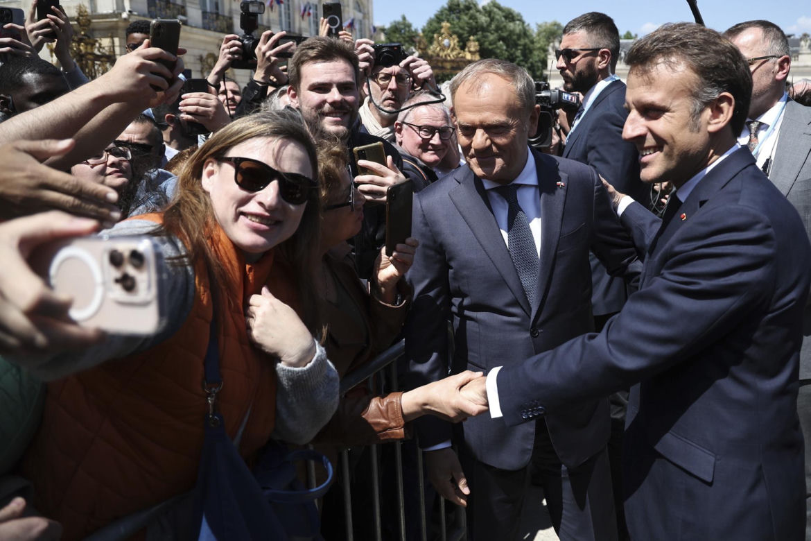 Tusk Macron