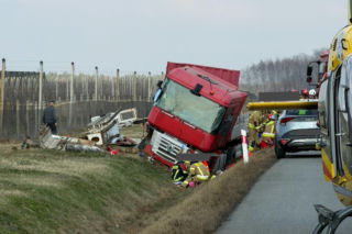 Horror na krajowej 50. Ciężarówka wylądowała w rowie, dwie osoby wyleciały przez przednią szybę!