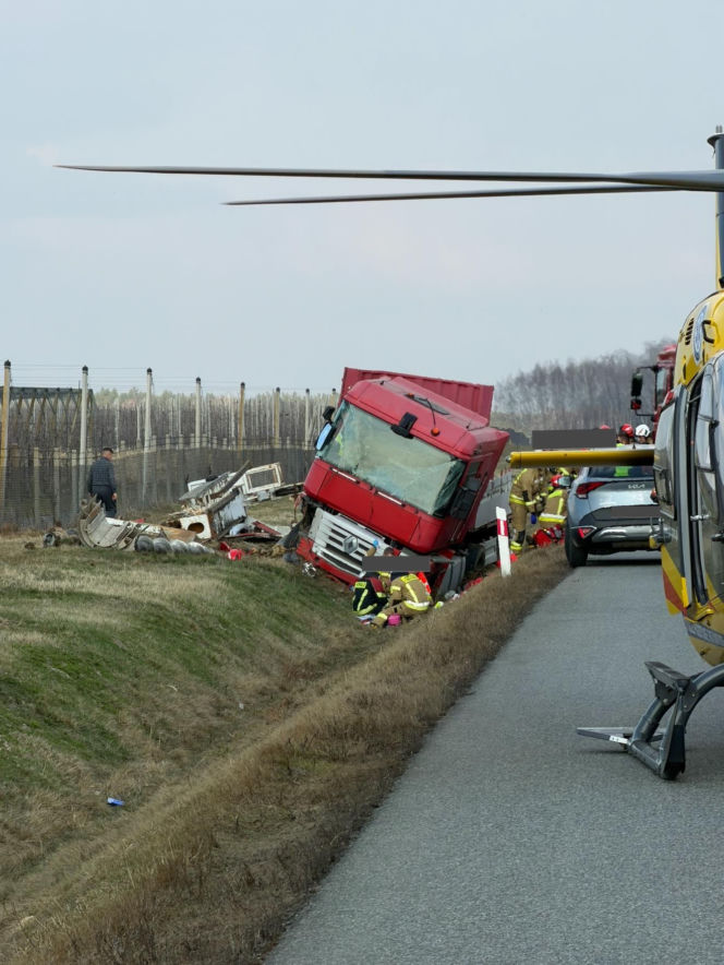 Horror na krajowej "50". Ciężarówka wylądowała w rowie, dwie osoby wyleciały przez przednią szybę!