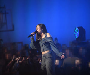 Roxie Węgiel z gołym brzuchem śpiewa dla najmłodszych