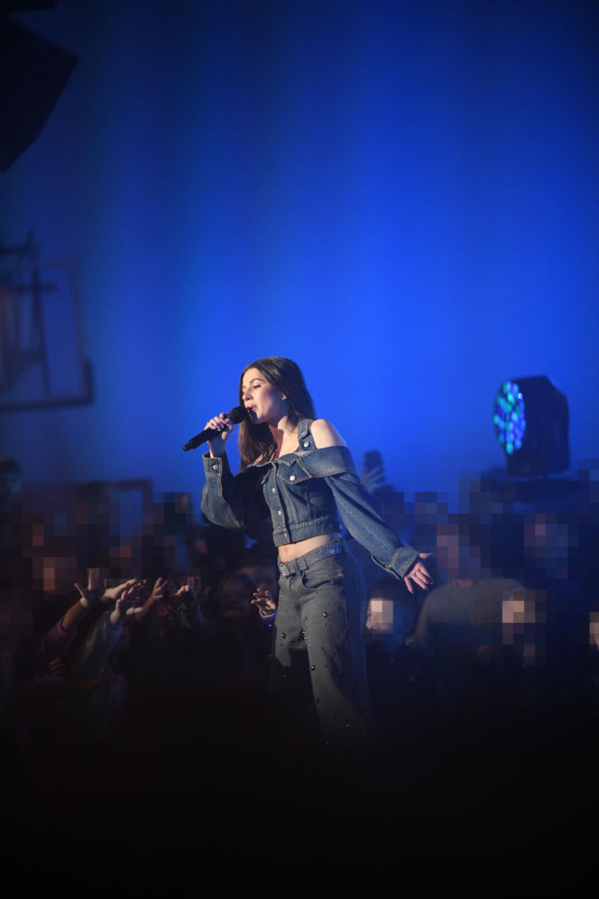 Roxie Węgiel z gołym brzuchem śpiewa dla najmłodszych