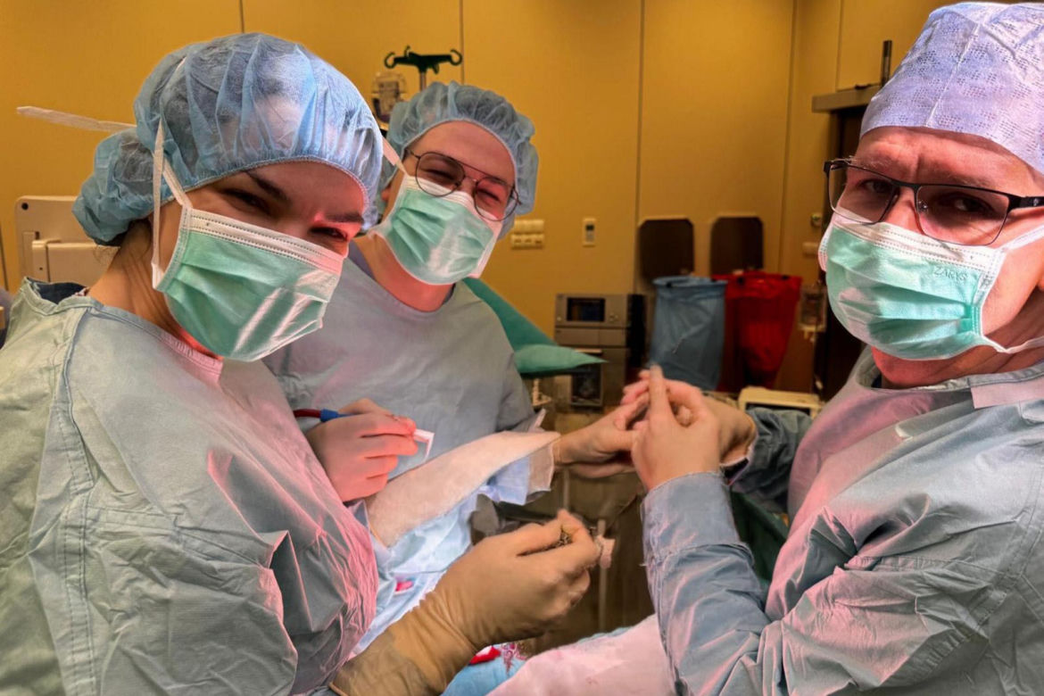 Łódzcy lekarze walczyli o życie koleżanki z pracy. Dziś pani doktor znów operuje. „Poradzili sobie świetnie”