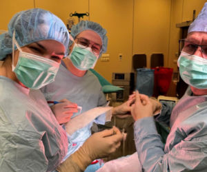 Łódzcy lekarze walczyli o życie koleżanki z pracy. Dziś pani doktor znów operuje. „Poradzili sobie świetnie”