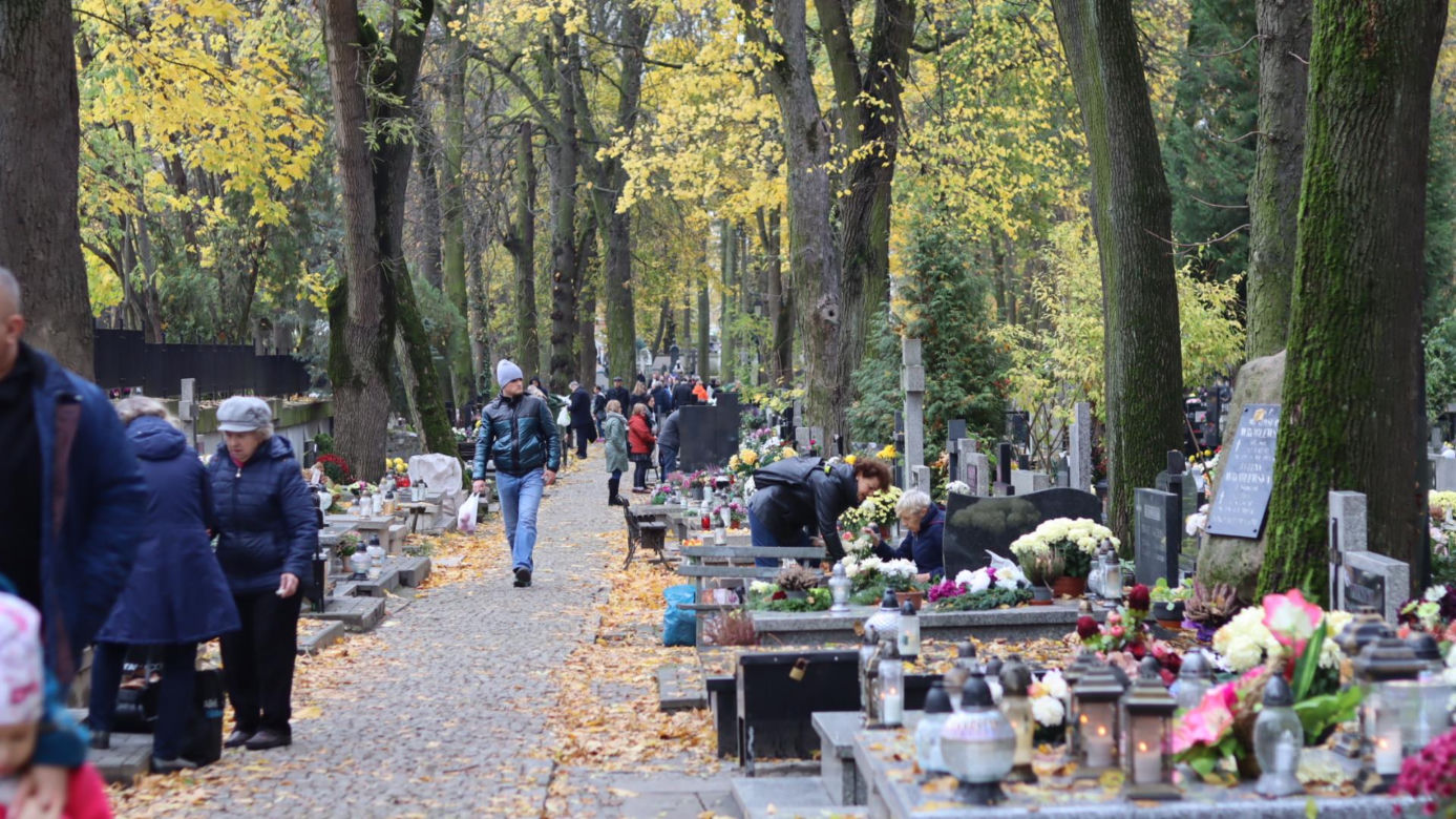 Tak mieszkańcy odwiedzają groby zmarłych. Tłumy na najstarszym cmentarzu w Lublinie