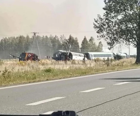 Przerażający wypadek kolejowy pod Radomiem. Nie żyje jeden z pasażerów