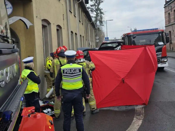 Nagłe zasłabnięcie i groźny finał. 85-latek trafił do szpitala po wypadku