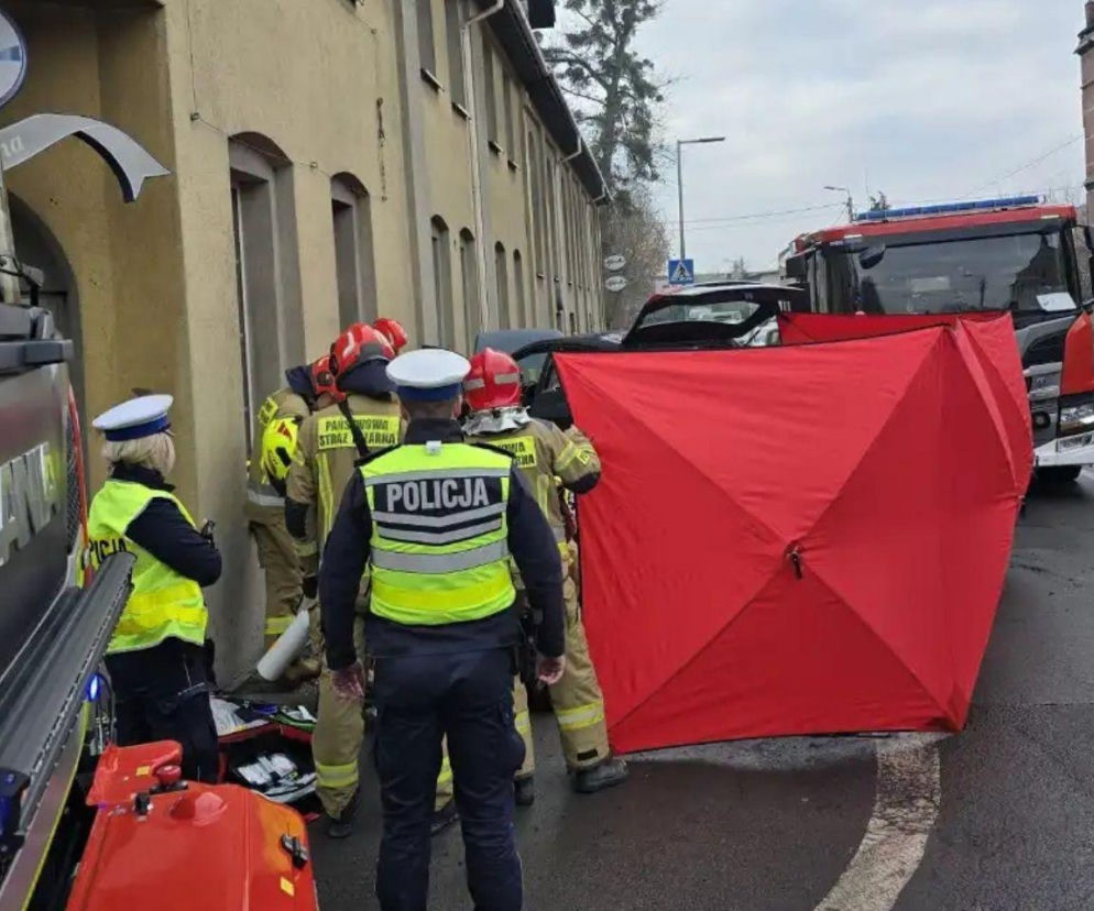 Tragiczny wypadek w Czerwionce-Leszczynach. Samochód wjechał prosto w budynek
