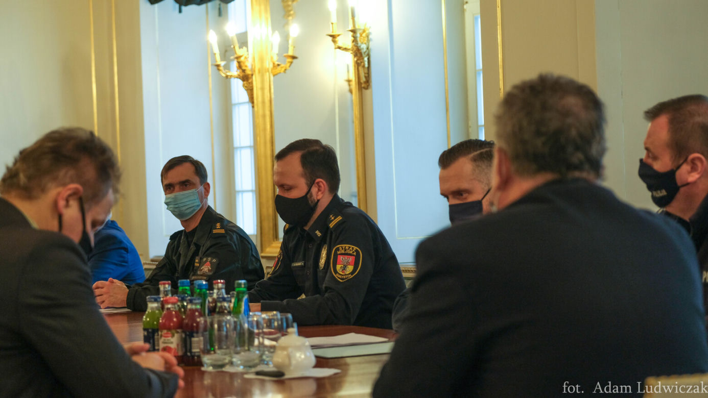 Sztab kryzysowy w Białymstoku. Sytuacja po nocy trudna, ale nie beznadzieja