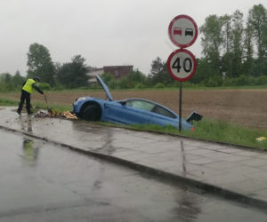 Dramatyczny wypadek w Krakowie: Rozpędzone BMW wjechało w grupę pieszych, wielu rannych