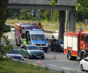 Zderzenie na Wisłostradzie. Chrysler uderzył w bariery, Lexusa i dachował