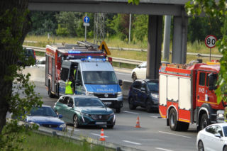 Zderzenie na Wisłostradzie. Chrysler uderzył w bariery, Lexusa i dachował