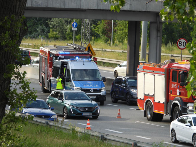 Zderzenie na Wisłostradzie. Chrysler uderzył w bariery, Lexusa i dachował