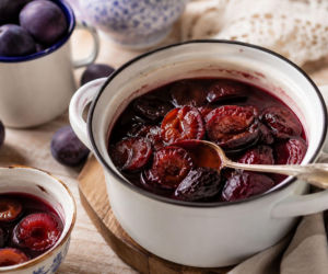 Kompot ze śliwek z piekarnika. Nasze prababki gotowały go przy okazji pieczenia obiadu