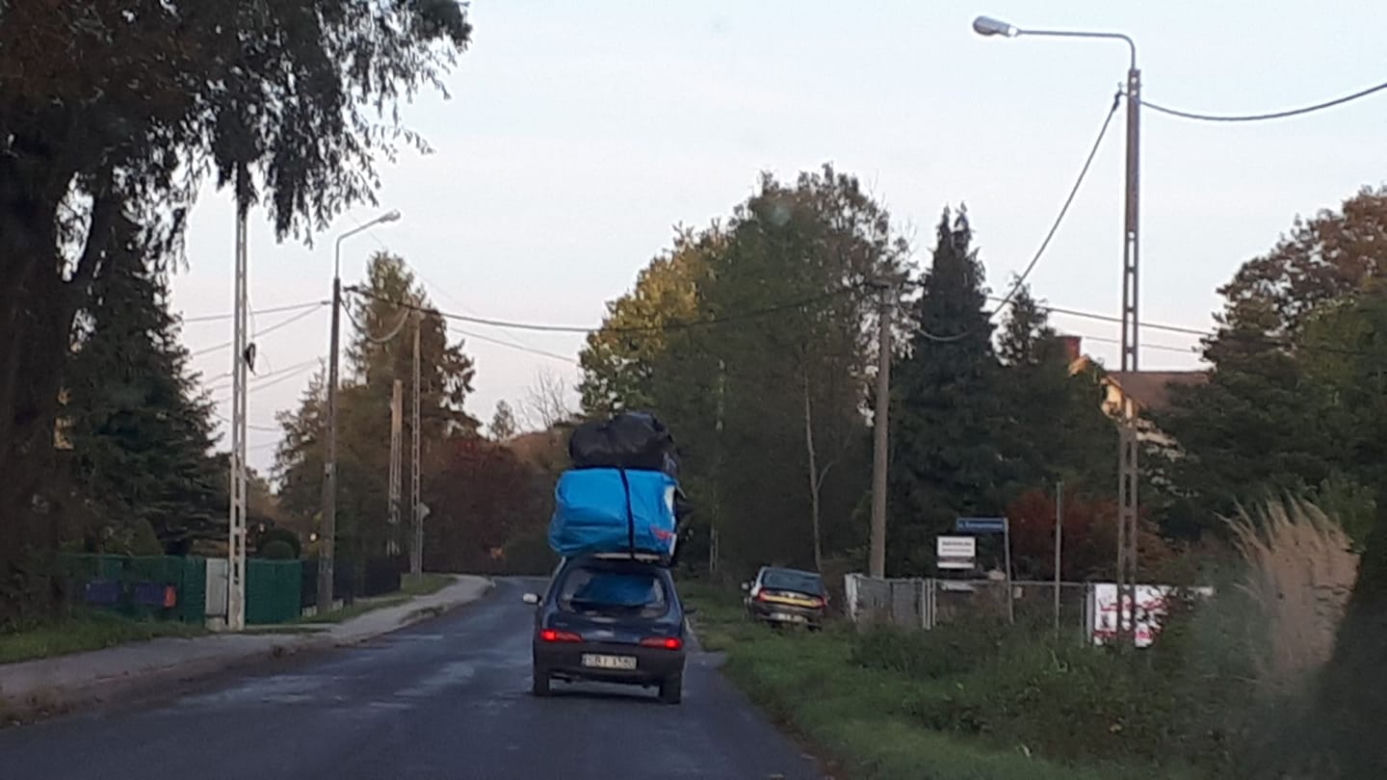 Absurdalny widok na trasie S1. Małe seicento z potężnym ładunkiem na dachu, dwa razy większym od auta [ZDJĘCIA]