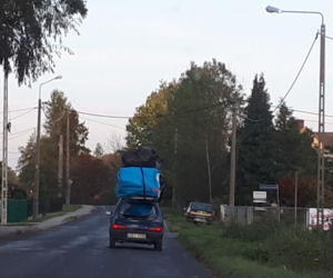 Absurdalny widok na trasie S1. Małe seicento z potężnym ładunkiem na dachu, dwa razy większym od auta [ZDJĘCIA]