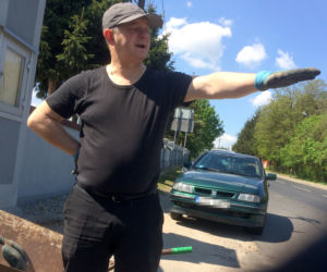 KSIĄDZ NISZCZY STARE NAGROBKI, BY POSTAWIĆ Z NICH PARKING.