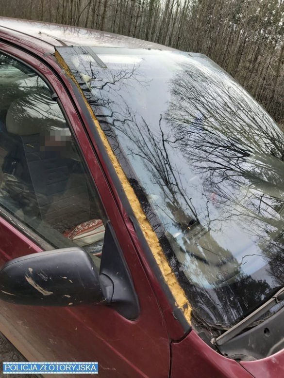 Szyba z innego auta przytwierdzona pianką montażową. Policjanci nie wierzyli w to co zobaczyli