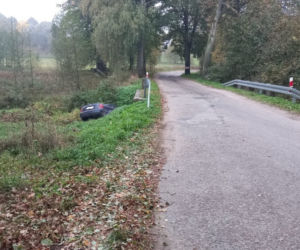 Szczybały Orłowskie. Chciał skręcić w lewo, skręcił w prawo. Auto wylądowało w przydrożnym rowie [ZDJĘCIA]