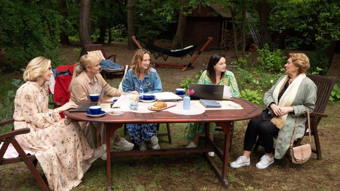 Barwy szczęścia odc. 3081. Małgorzata (Adrianna Biedrzyńska), Asia (Anna Gzyra), Malwina (Joanna Gleń), Natalia (Maria Dejmek), Józefina Rawiczowa (Elżbieta Jarosik)