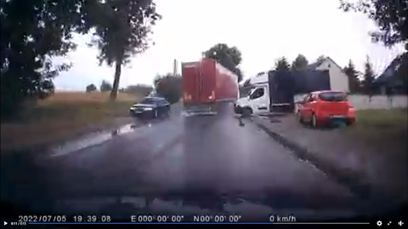 Pędził ciężarówką wąską droga z Lelowa. Tragedia była bardzo blisko