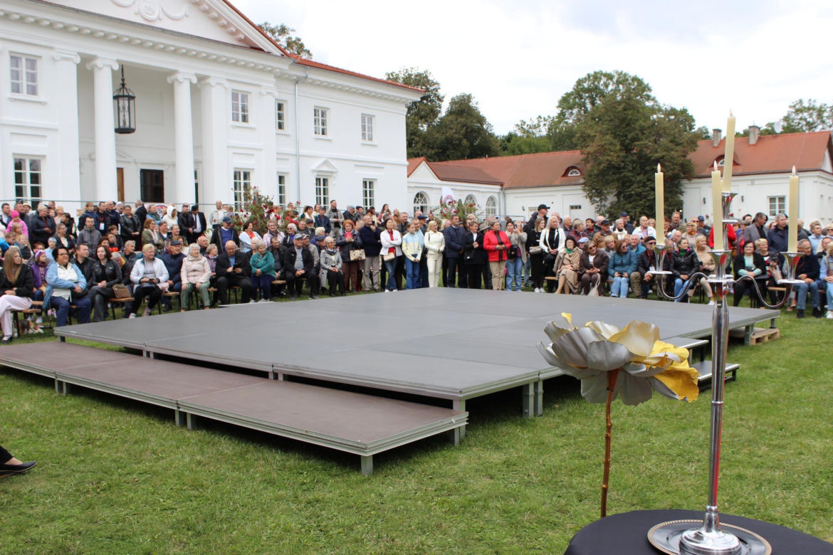 Było spotkanie z modą, muzyką i samochodami z lat 20. w Korczewie. Za nami impreza „Magia lat 20-tych” 2025