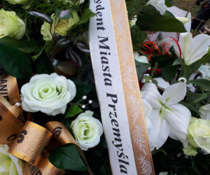 Grób Kamila tonie w kwiatach