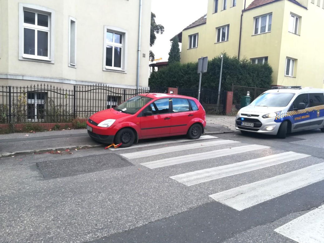 Pan i władca miejsc parkingowych. Po co zajmować jedno, skoro można dwa? I to jeszcze jakie!