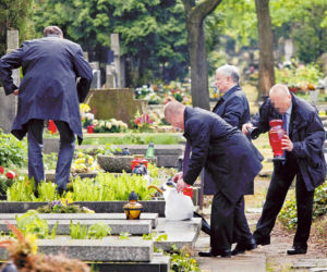 Kaczyński wyczyścił grób dziadków