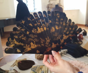 Buty do stóp lotosowych, wachlarze, gorsety i szkła toaletowe! Muzeum Okręgowe w Rzeszowie kupiło nowe eksponaty! [WIDEO, FOTO]