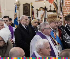 Łomża. Biskup Stanisław Stefanek pochowany. Żegnały go setki ludzi