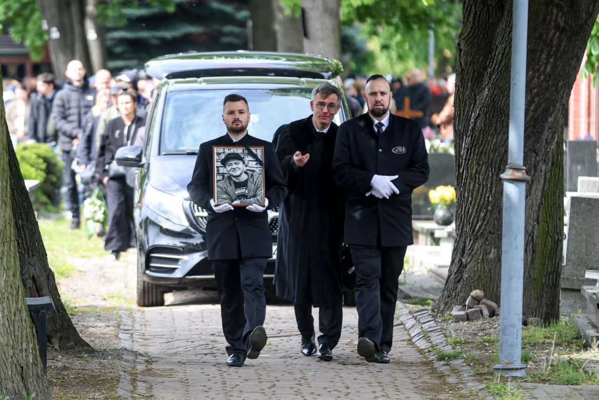 Tłumy na pogrzebie legendy polskiego rapu. Pożegnaliśmy Jokę z Kalibra 44