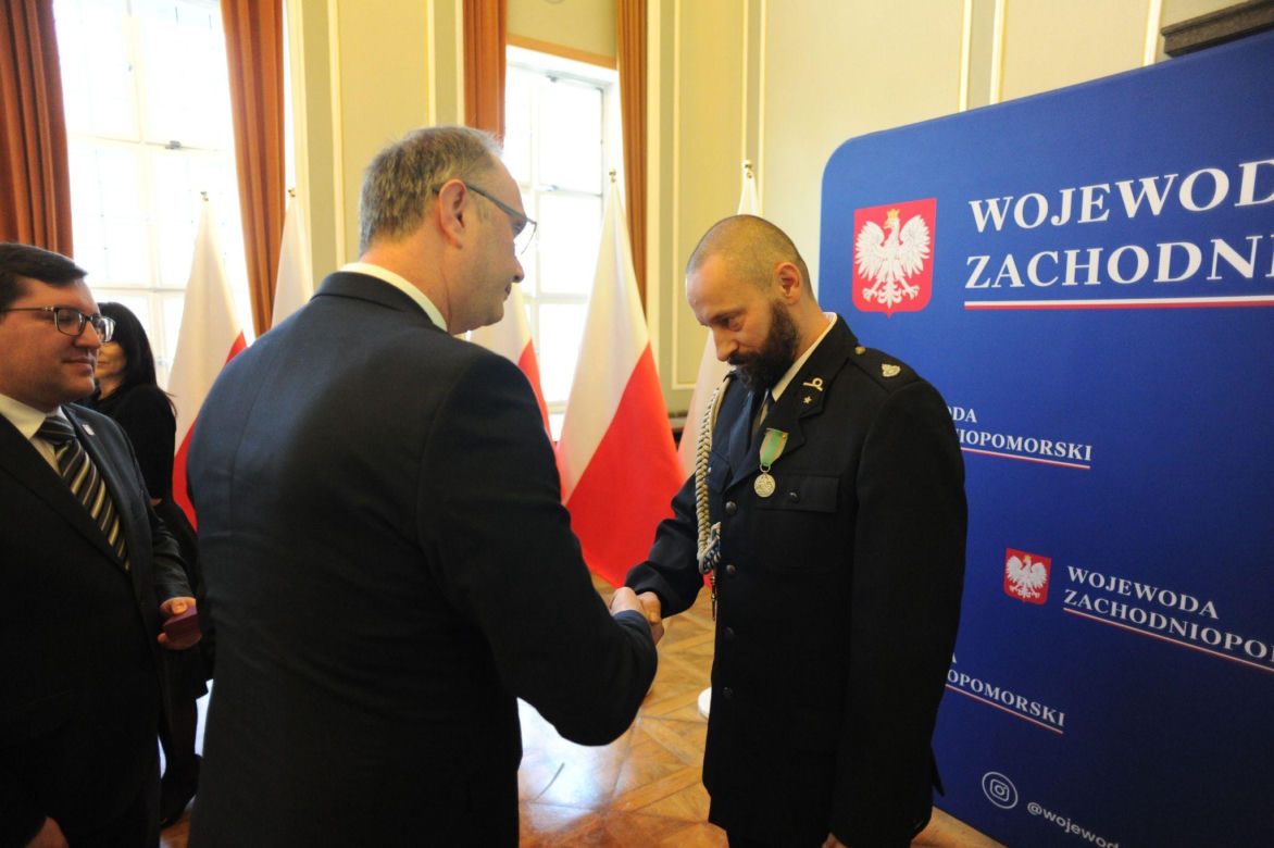Z narażeniem życia ratował tonącą dziewczynkę. Strażak-ochotnik odznaczony medalem