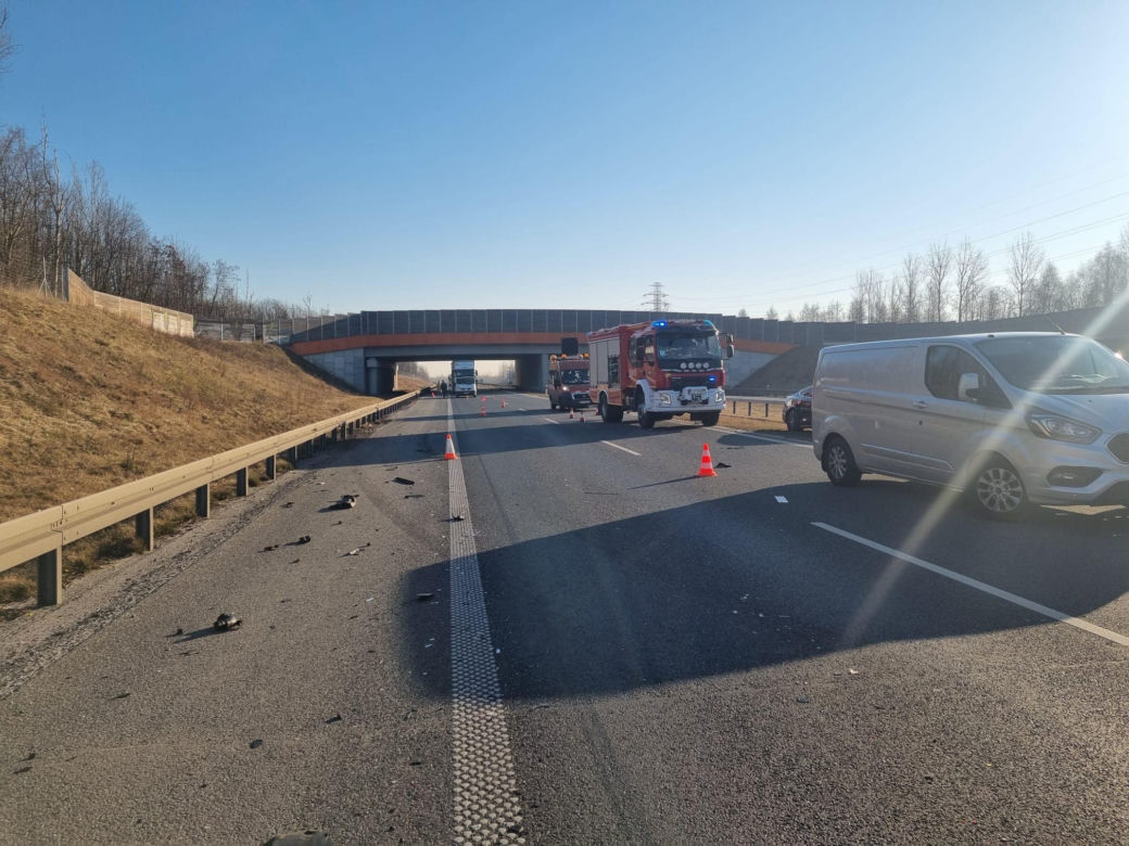 Wypadek na S3 pod Jaworem. Bus uderzył w ciężarówkę  
