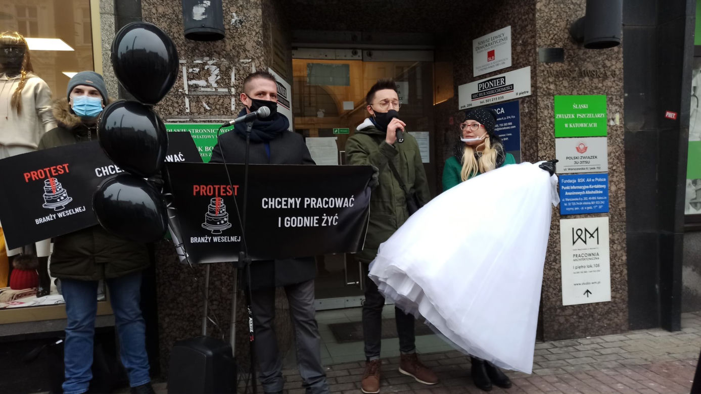 Protest branży ślubnej przed biurem PiS w Katowicach! Domagają się informacji od rządu kiedy będą mogli wrócić do pracy [ZDJĘCIA, WIDEO]