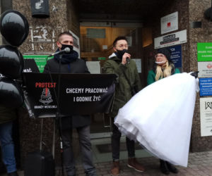 Protest branży ślubnej przed biurem PiS w Katowicach! Domagają się informacji od rządu kiedy będą mogli wrócić do pracy [ZDJĘCIA, WIDEO]